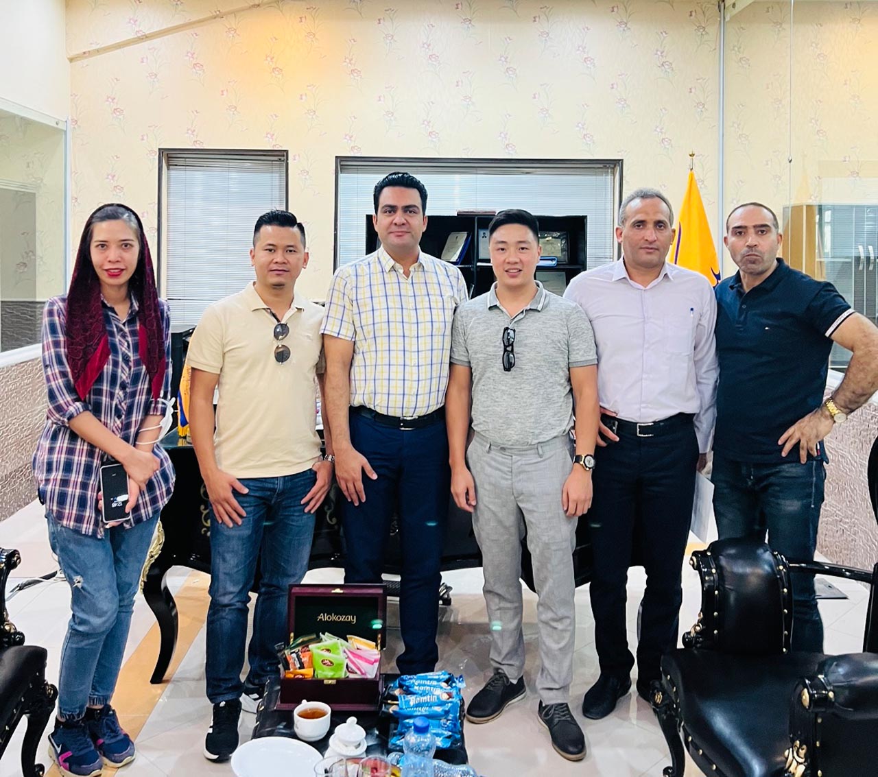 Đoàn công tác chụp ảnh lưu niệm